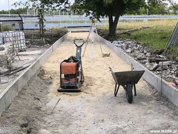 Po obydwu stronach stoją już betonowe obrzeża.