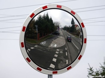 Lustro obok jezdni w celu poprawy widoczności.