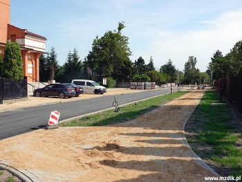 Trotuar tuż przy skrzyżowaniu z ulicą Kalinową.