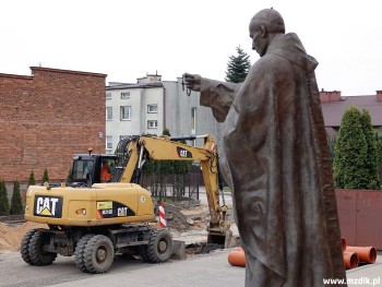 Prace przed Pomnikiem Prymasa Wyszyńskiego.