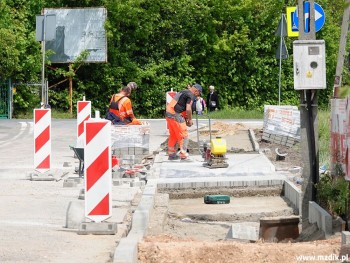 Budowa chodnika wzdłuż ulicy Szymanowskiego.
