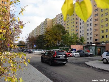 Nowa ulica Sandomierska w jesiennym anturażu.