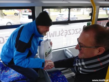 Upominki dla pierwszych pasażerów kursu linii 3.