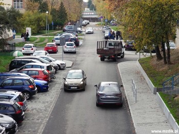 Odcinek ulicy Sandomierskiej w okolicach szkoły.