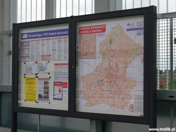 Gablota informacyjna w pobliżu przystanku.