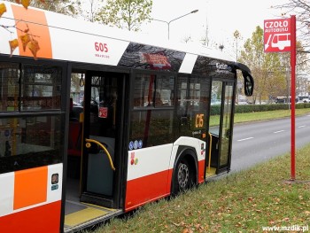 Tablica informacyjna na przystanku na Borkach.