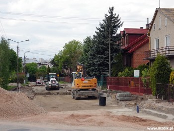 Układana jest już podbudowa na odcinku jezdni.