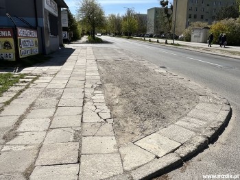 Fragment chodnika od strony ulicy Jana Pawła II.