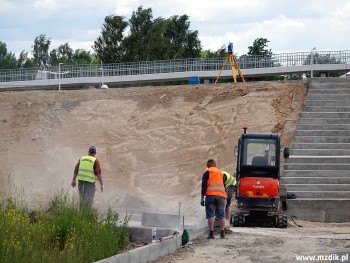 W rejonie kładki trwają wciąż roboty brukarskie.