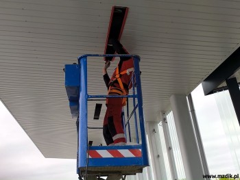 Ostatnie roboty instalacyjne pod zadaszeniem.