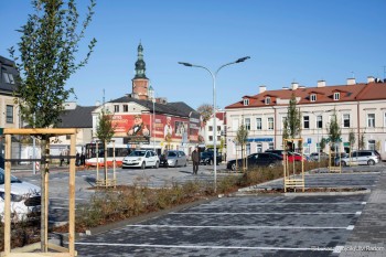 Miejsca postojowe są oznaczone białymi liniami.