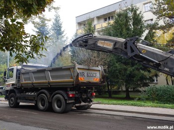 Frezowanie starej nawierzchni na ulicy Szklanej.
