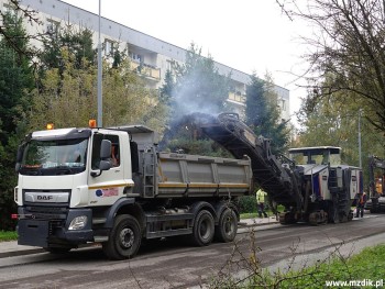 Destrukt był wrzucany na wywrotki i wywożony.