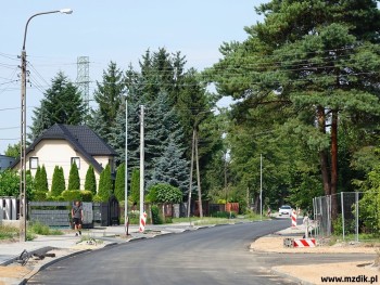 Na sporym odcinku są już dwie warstwy asfaltu.
