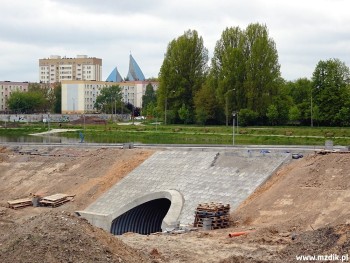 Przepust pod jezdnią dla Potoku Północnego.