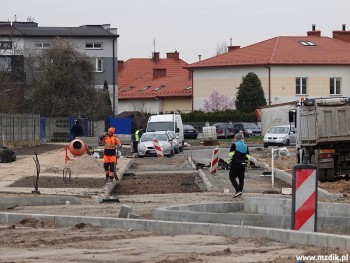Krawężniki na nowym przedłużeniu ulicy Białej.