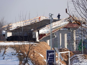 Widok od ulicy Sycyńskiej na powstającą kładkę.