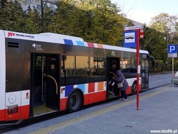 Peron przystankowy dla pasażerów autobusów.