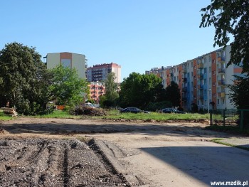 Przy szkole połączą się dwie wydłużone jezdnie.