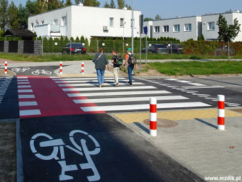 Przejście i przejazd rowerowy przez Piastowską.