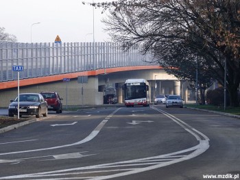 Jezdnią wzdłuż wiaduktu kursują już autobusy.