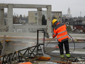 W tle budowy jest widoczny kościół na Glinicach.