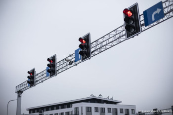 Nowe sygnalizatory na bramownicy nad ulicą.