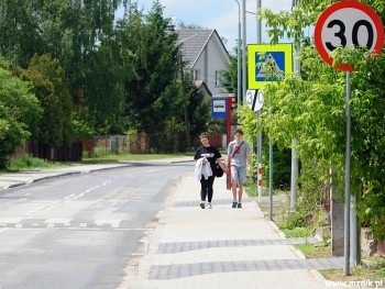 Fragment trotuaru obok bloków przy Wośnickiej.
