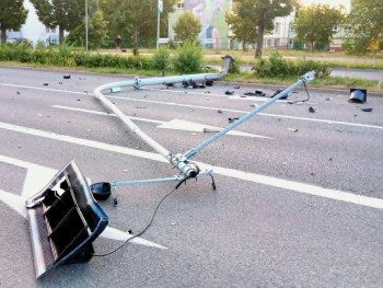 Wysięgnik z sygnalizacją został wyrwany z ziemi.