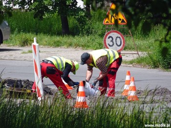 Trwa regulowanie poziomu kratki kanalizacyjnej.