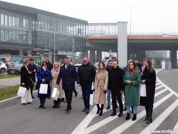 W tle wiadukt i przystanek PKP Radom Wschodni.