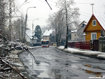 Odcinek ulicy Idalińskiej w zimowym anturażu.