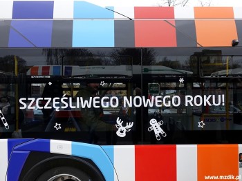 Na autobusie są również życzenia noworoczne.
