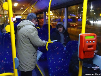 Odblaski były wręczane między innymi młodzieży.