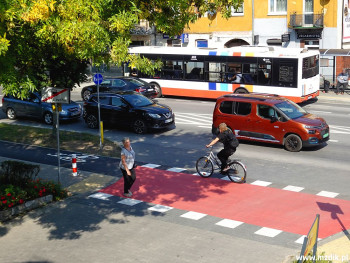 Nowy ciąg na przecięciu z wyjazdem z parkingu.