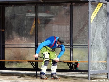 Czyszczone są szyby oraz metalowe konstrukcje.