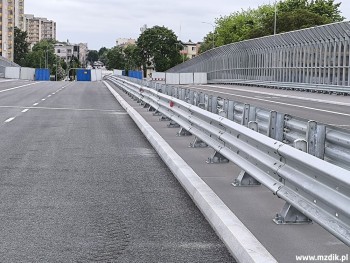 W pobliżu bloków stoją ekrany dźwiękochłonne.