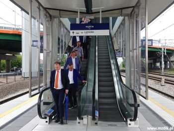 Na nowy peron PKP prowadzą schody ruchome.