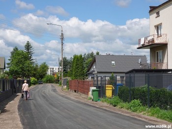 Nowy asfalt na odcinku sięgacza ulicy Idalińskiej.