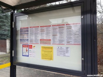 W wiatach są gabloty na rozkłady i regulaminy.