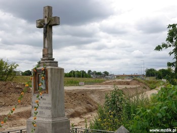 Kapliczka przy Gołębiowskiej w pobliżu budowy.