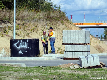 Pomiary geodezyjne na terenie budowy trasy.