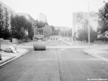 Archiwalne zdjęcie budowy ulicy Szklanej (2001).
