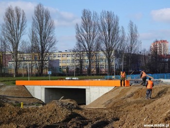 Prace wykończeniowe w rejonie nowego mostu.