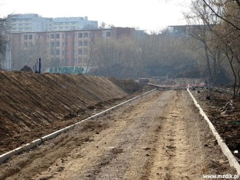 Obrzeża powstającego ciągu pieszo-rowerowego.