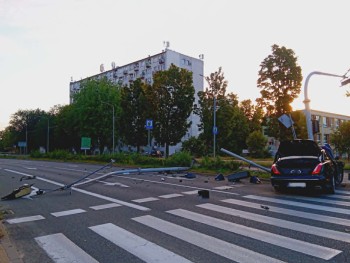 Efekt uderzenia pojazdu w sygnalizację świetlną.