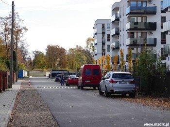 Utwardzona ulica Równa od Chłodnej na wschód.