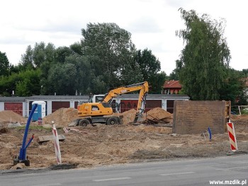 Obok pętli stoją już podstawy pod nowe latarnie.