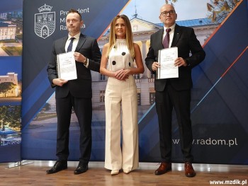 Pamiątkowa fotografia tuż po podpisaniu umowy.