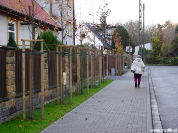 Po obu stronach jezdni są nowe chodniki z kostki.
